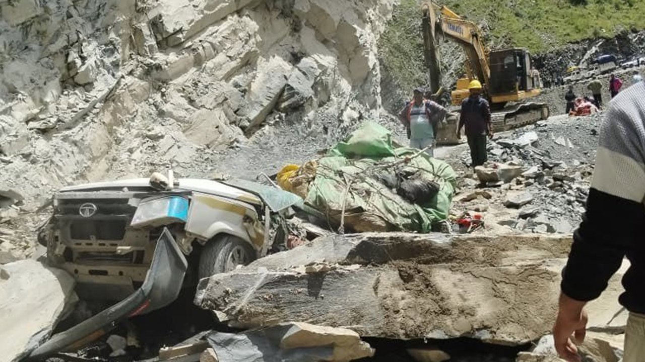 Hindistan'da kaya aracın üzerine düştü: 13 ölü