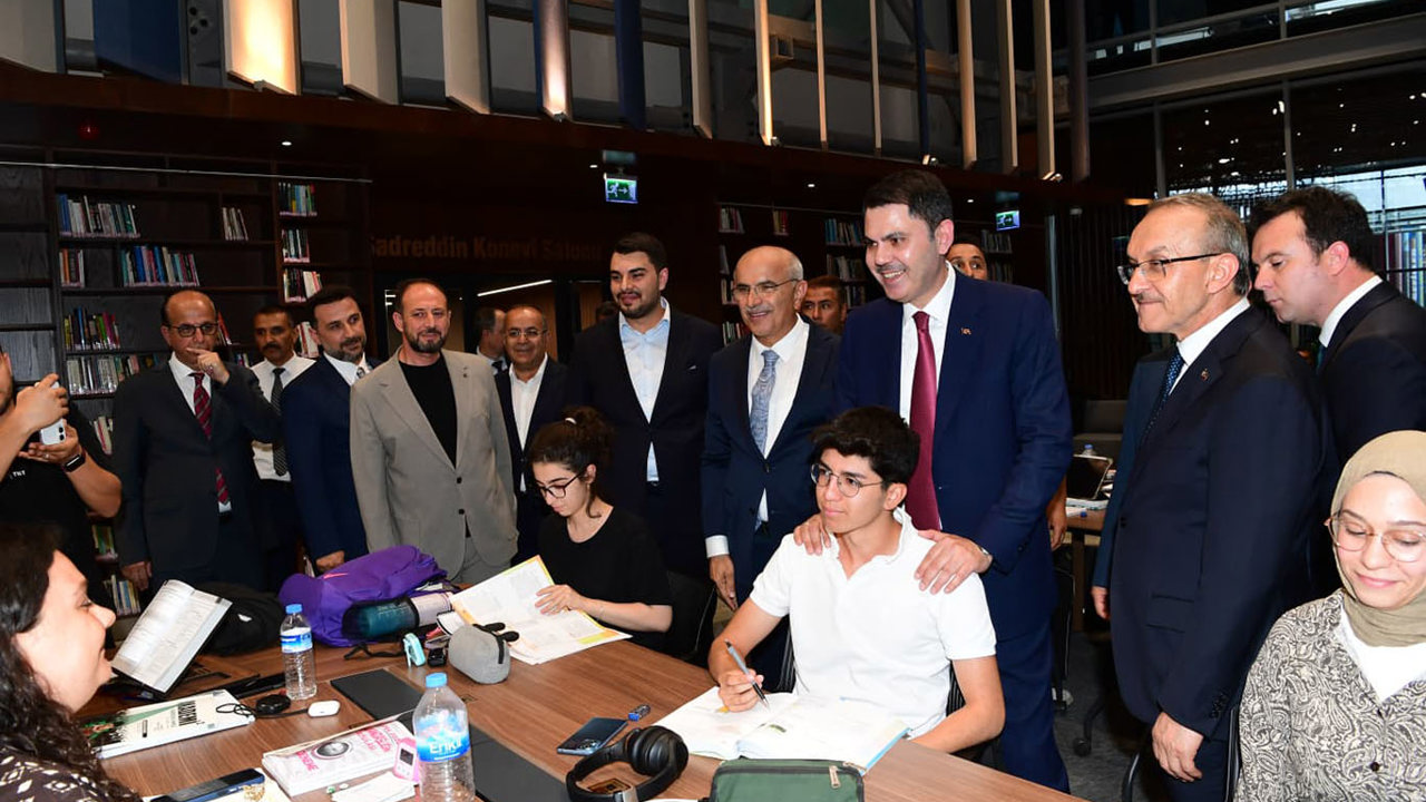 Bakan Kurum, Malatya'nın yeni nesil şehir kütüphanesinde gençlerle buluştu