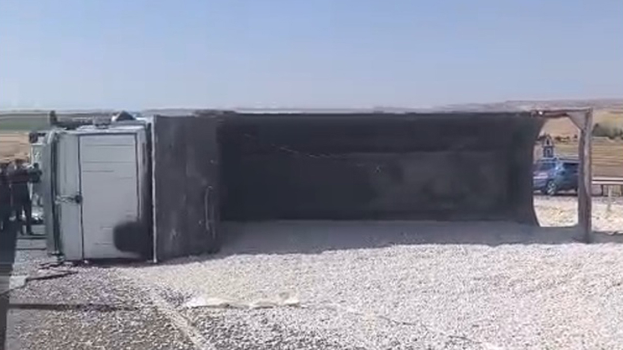 Diyarbakır'da çakıl yüklü kamyon devrildi: 1 yaralı