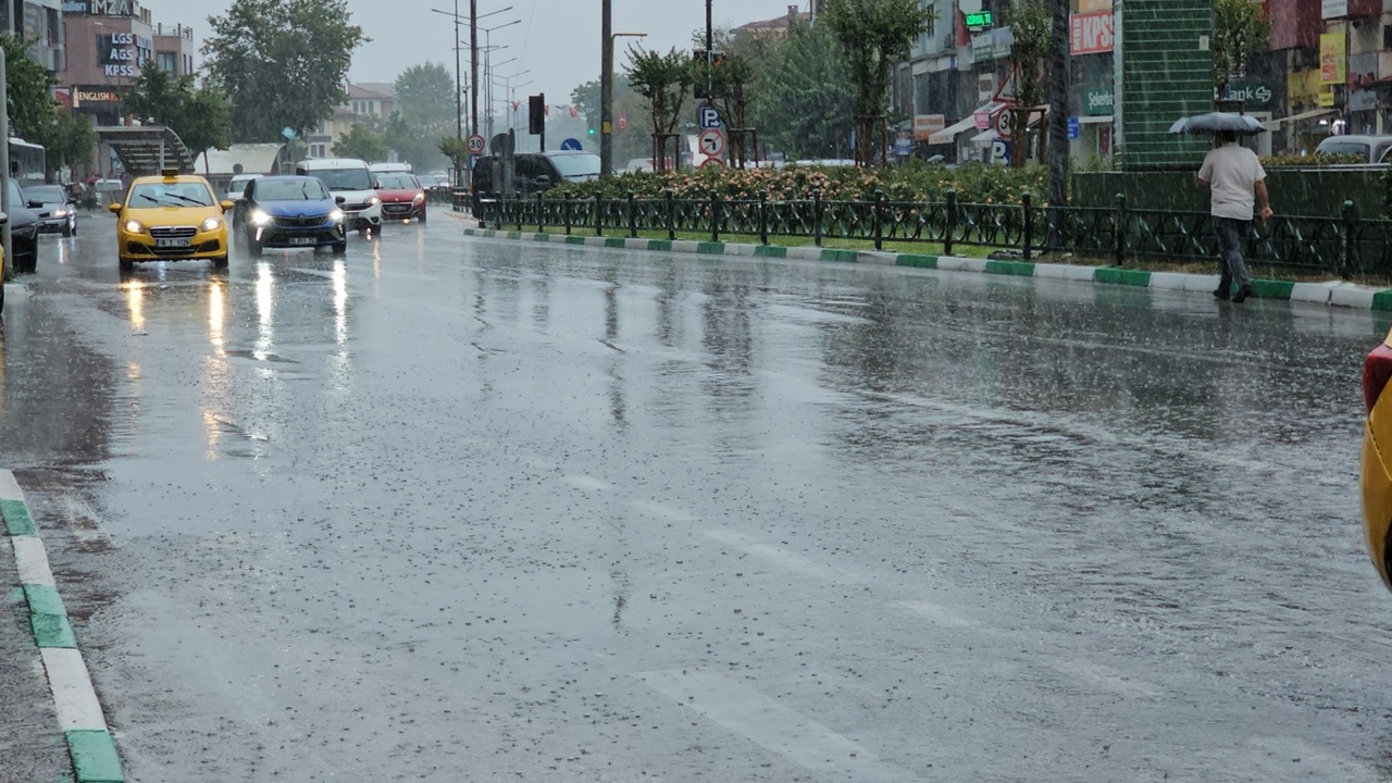Bursa’da sağanak etkili oluyor, Yollar göle döndü