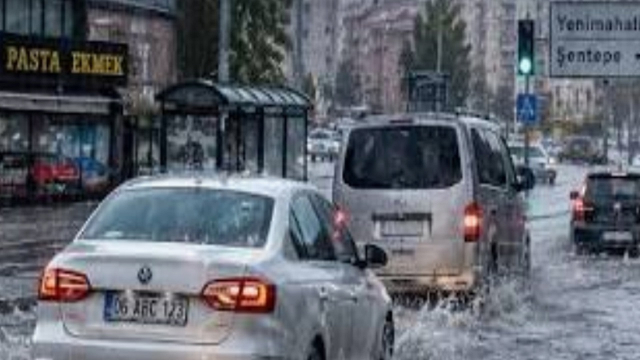 İstanbul ve Ankara'da şiddetli sağanak hayatı felç etti