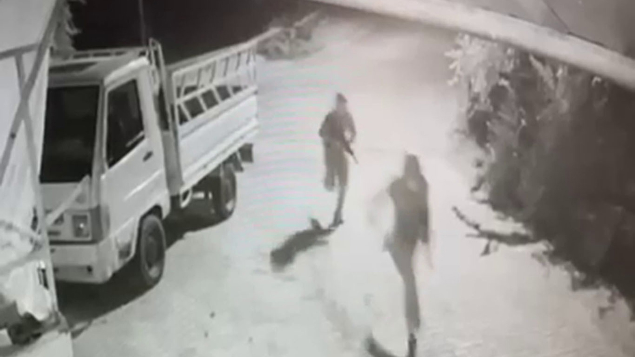 Park halindeki aracın kurşunlanma anı kamerada: 1 şüpheli tutuklandı