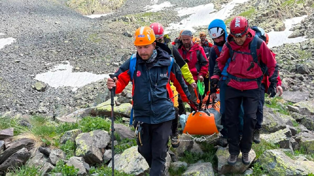 Rize'de yaralanan dağcı sağ olarak kurtarıldı