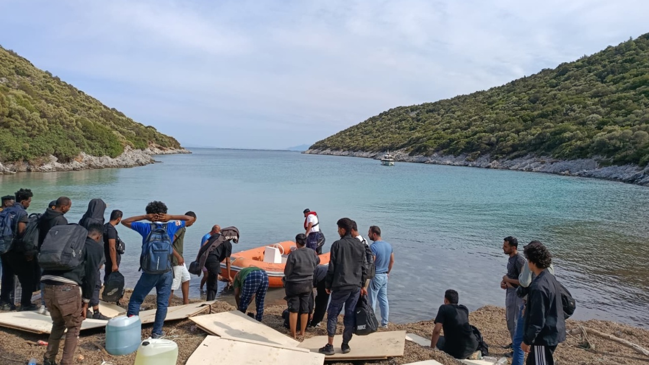 İzmir'de 22 düzensiz göçmen yakalandı