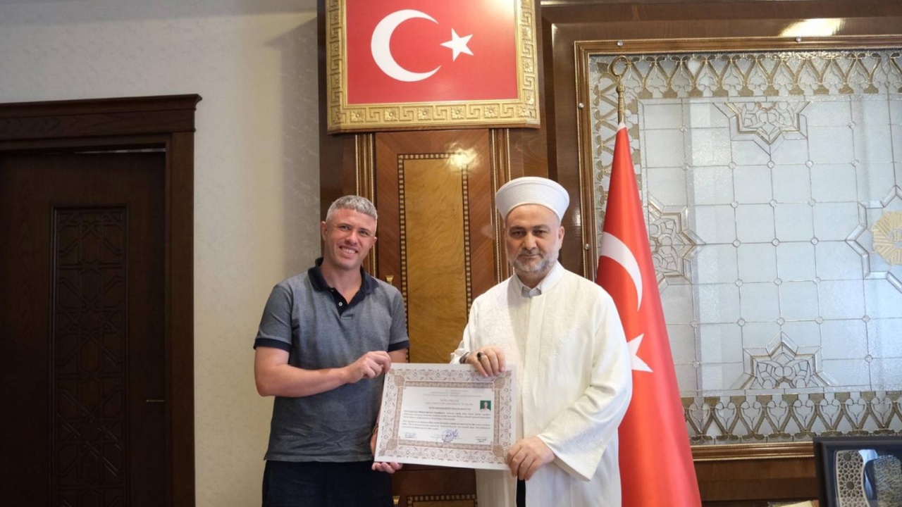İngiltere vatandaşı Peter Jonathon Adana'da Müslüman oldu
