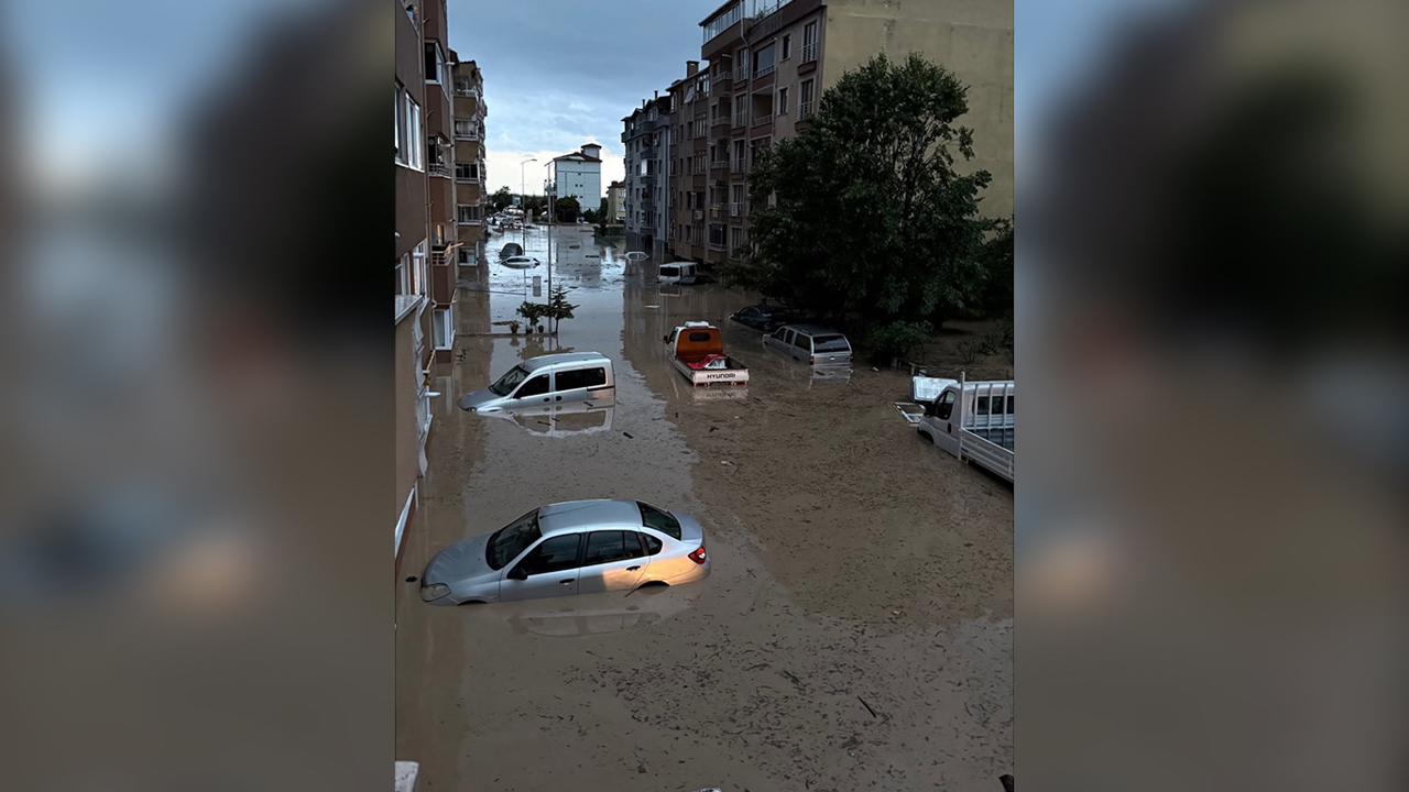 Kastamonu'da şiddetli sağanak sele dönüştü