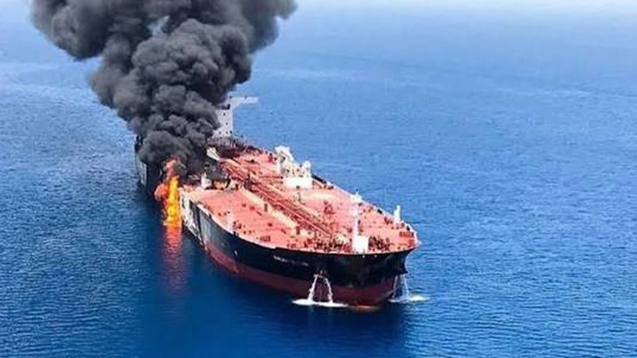 Hürmüz Boğazı'nda petrol tankeri mayına çarparak patladı