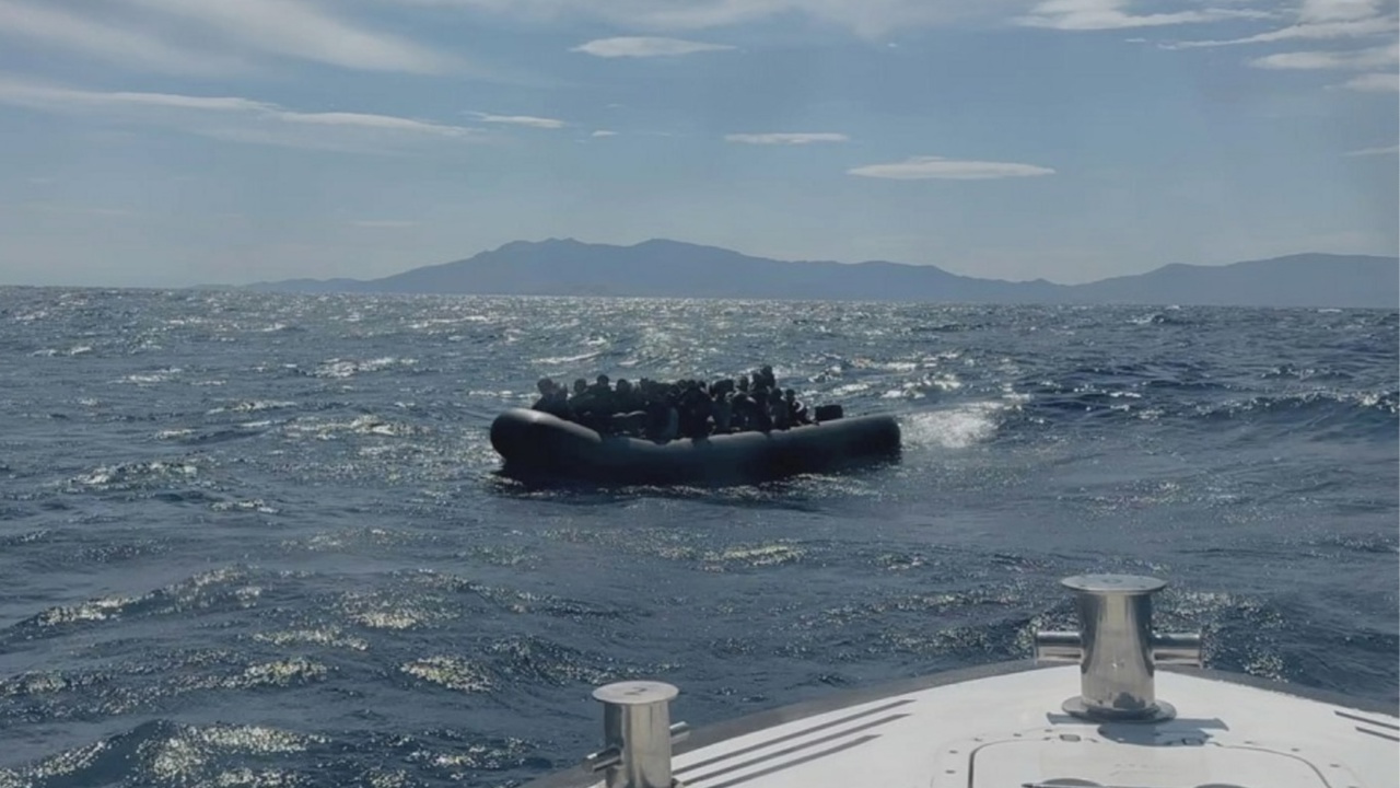 Çanakkale açıklarında 43 düzensiz göçmen yakalandı