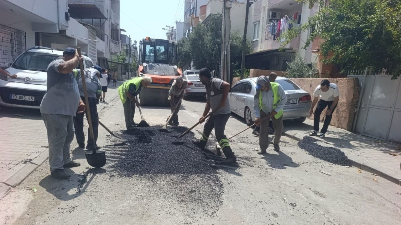 Mersin'in Akdeniz ilçesinde yol bakım ve onarım çalışmaları sürüyor