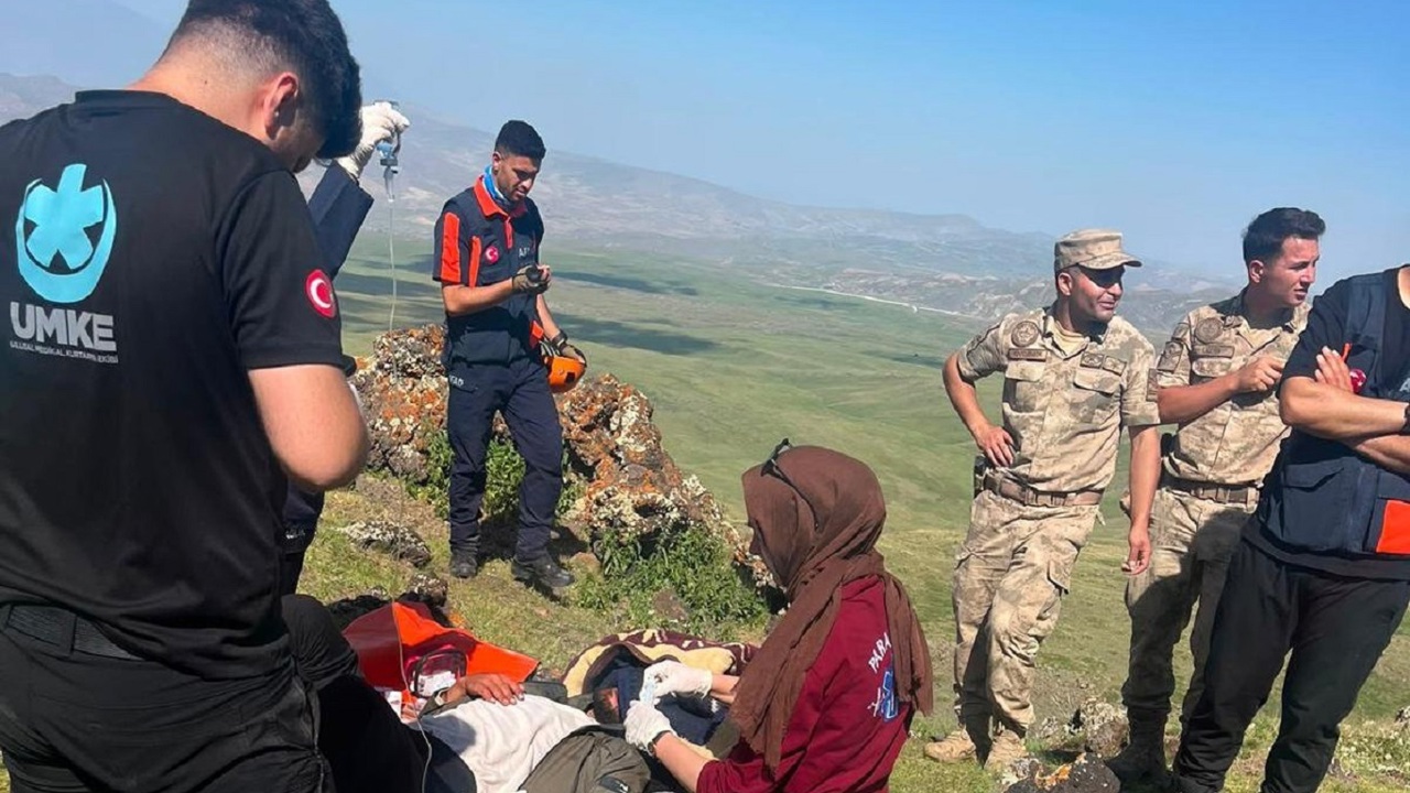 Tendürek Dağında mahsur kalan hasta 7 saatlik çalışmanın ardından kurtarıldı