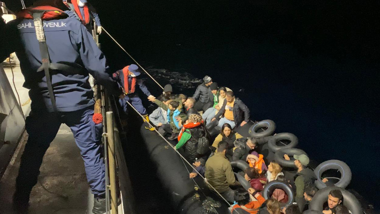 İzmir açıklarında 85 düzensiz göçmen yakalandı