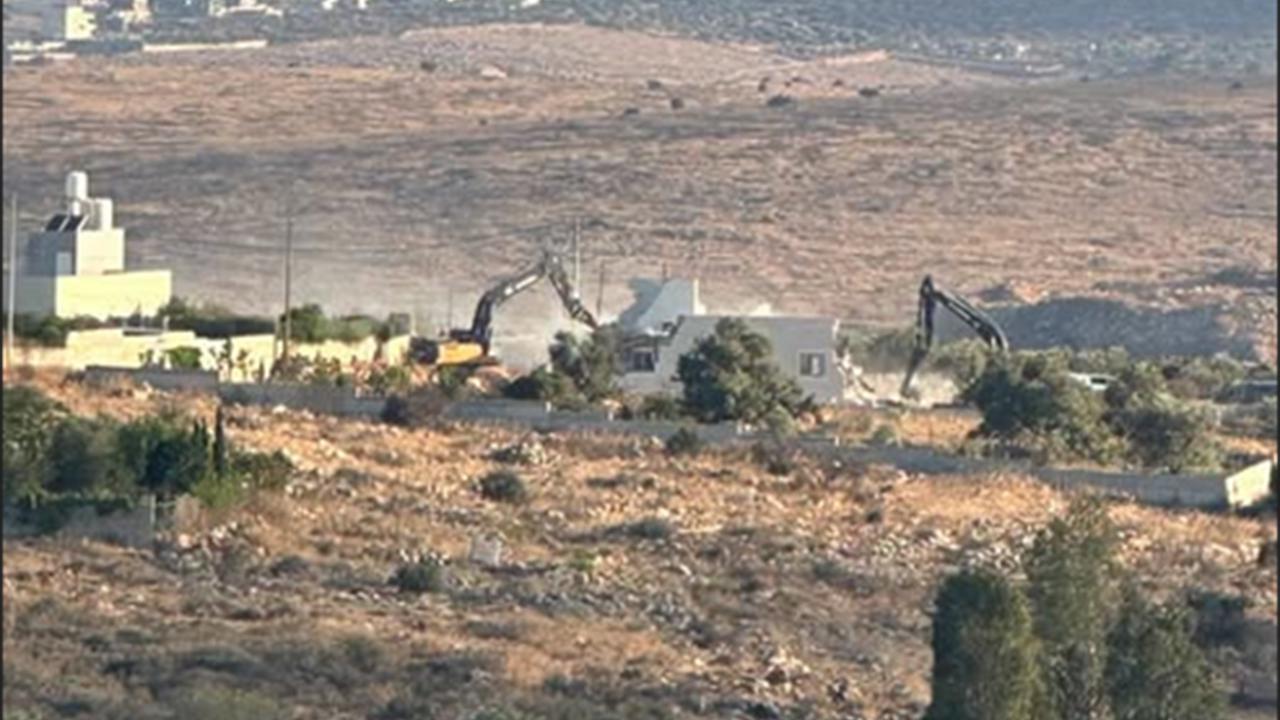 İşgalciler Ramallah'ta Filistinliye ait evi yıktı