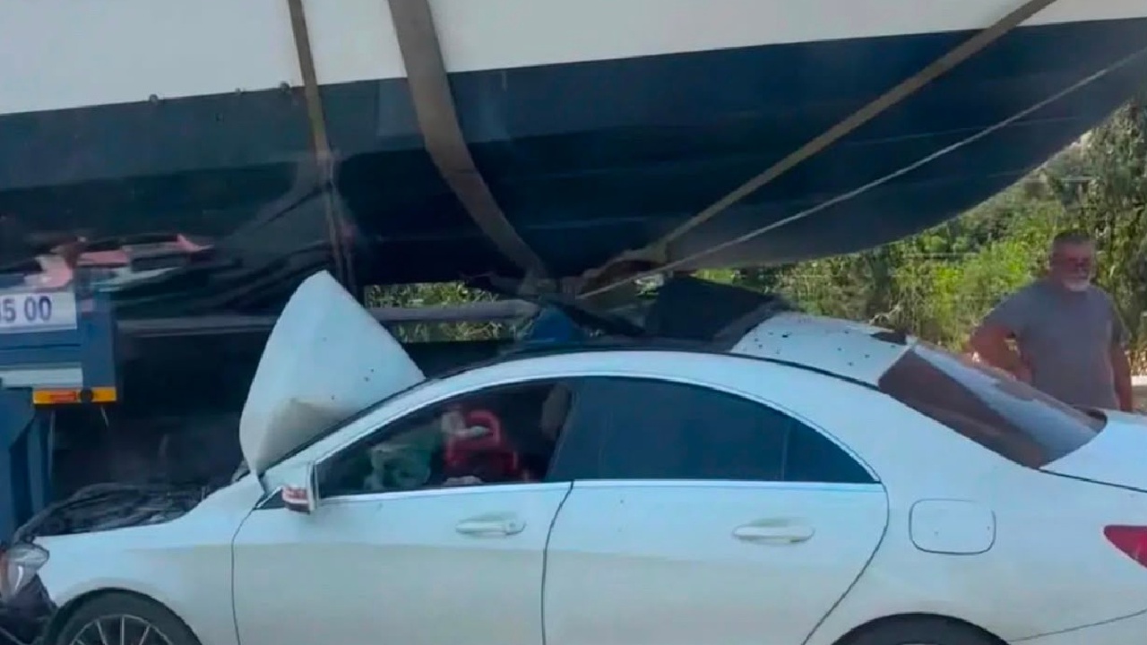 İzmir-Çeşme Otoyolu'nda otomobil teknenin altına girdi