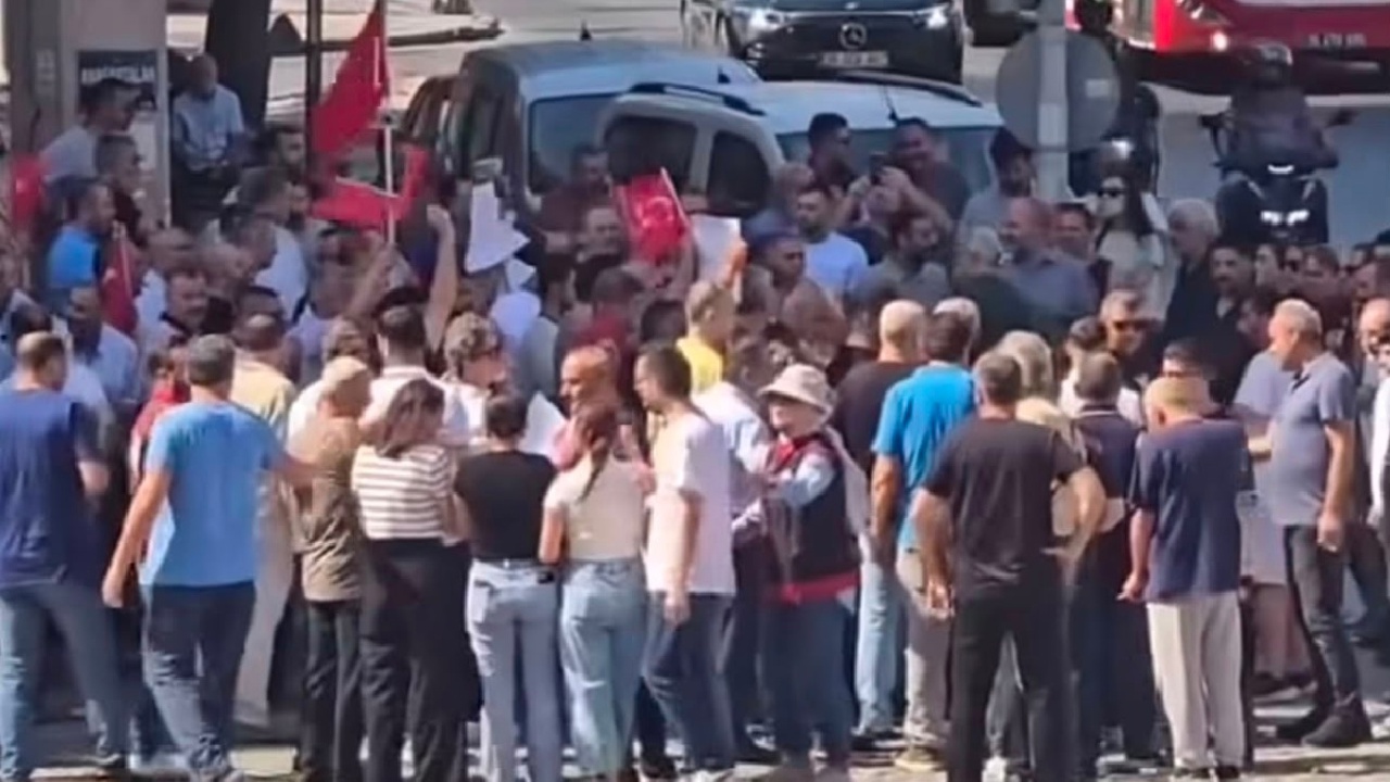 Kemeraltı esnafından otoparkın kapatılmasına tabutlu protesto