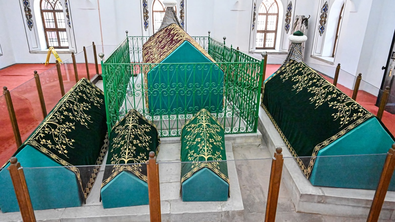 Bursa'da hanedan türbelerindeki puşideler yenilendi