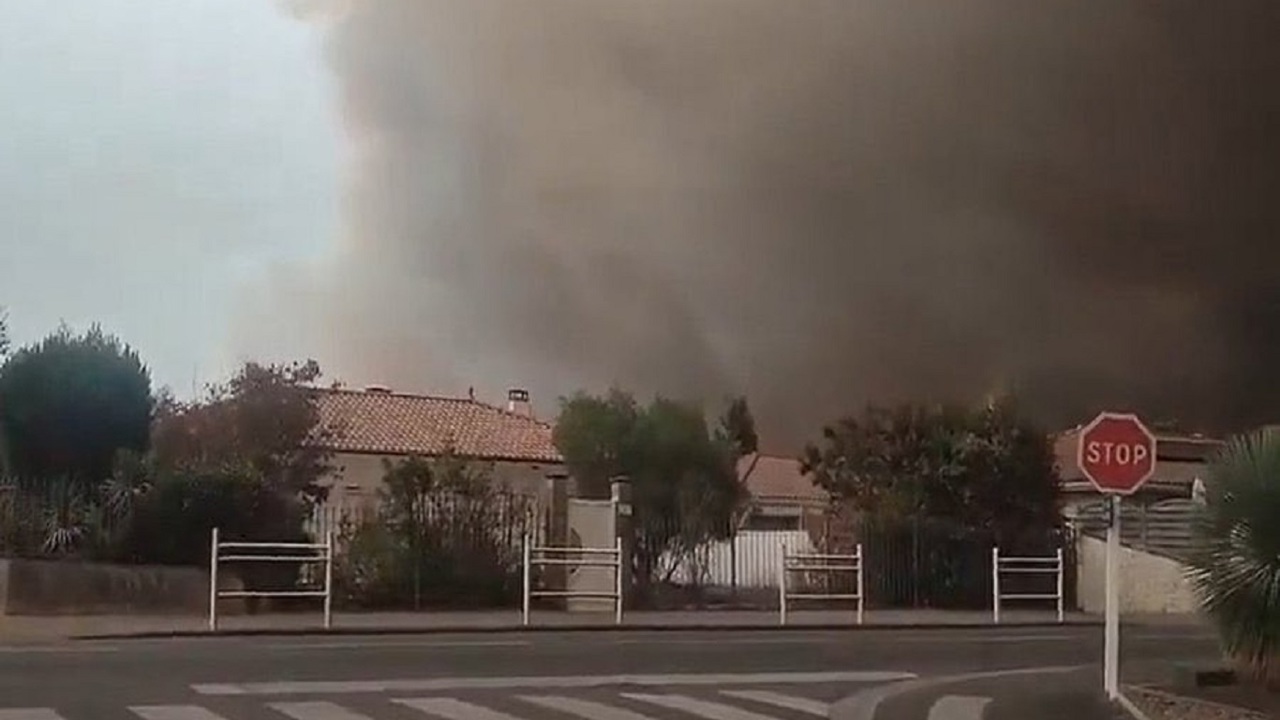 Alevler gökyüzünü de ateşe verdi: Fransa'da nadir doğa olayı