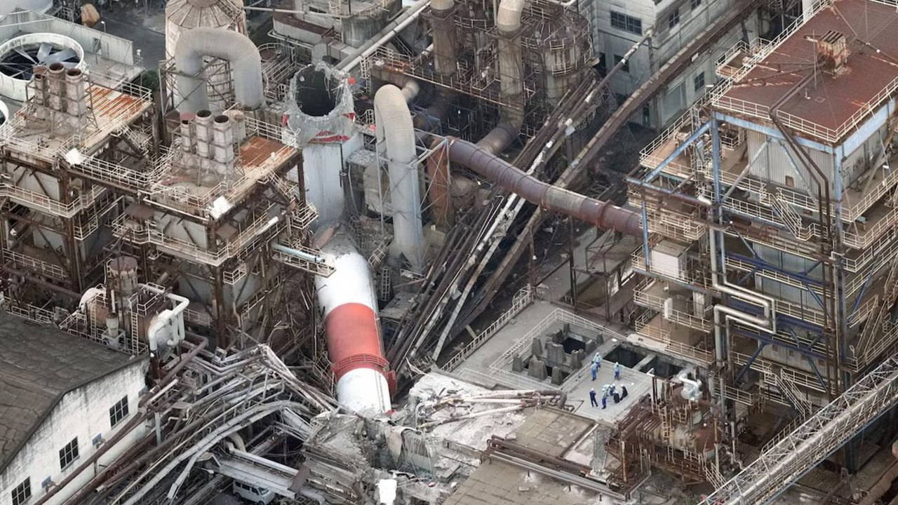 Japonya'da deprem sonrası bir ev ve bir fabrika çöktü: Bir ölü çok sayıda işçi kayıp