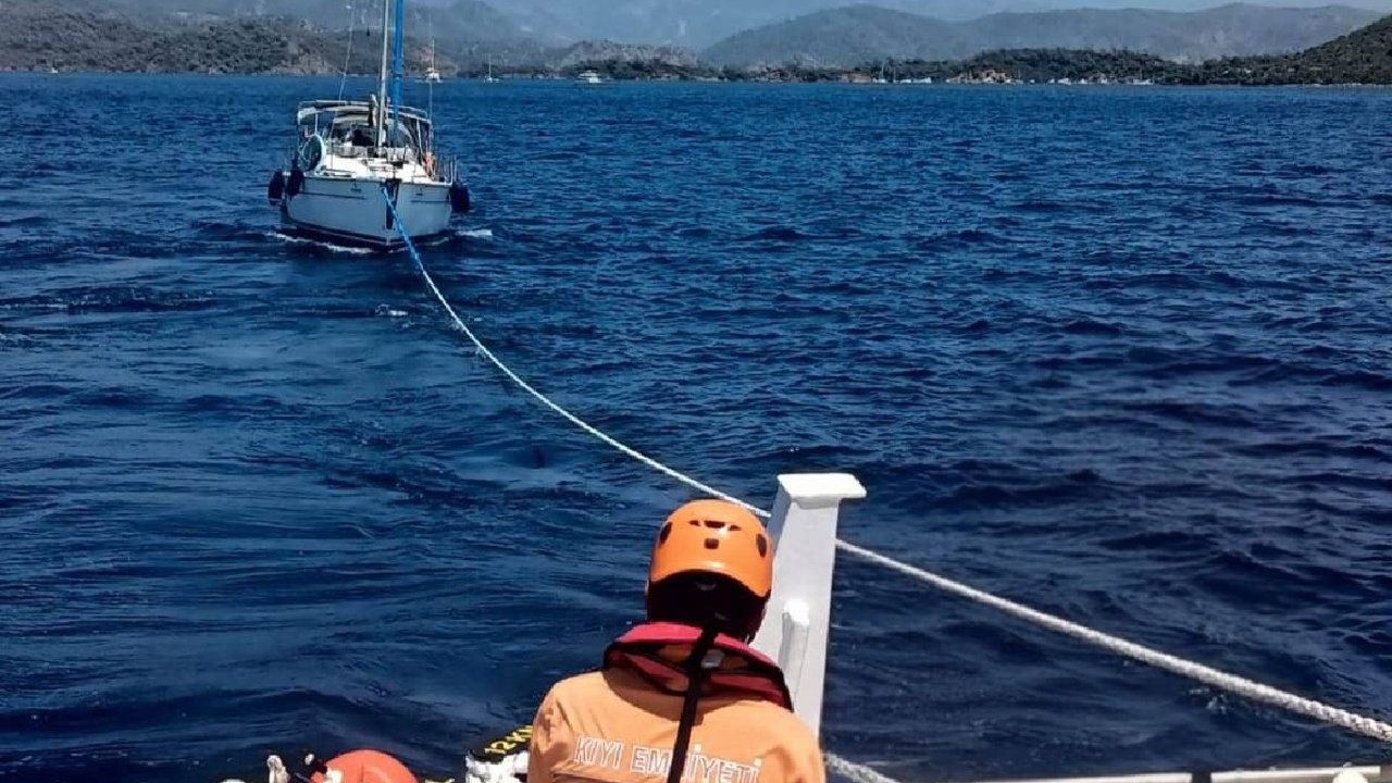 Muğla'da sürüklenen teknedeki 4 kişi kurtarıldı