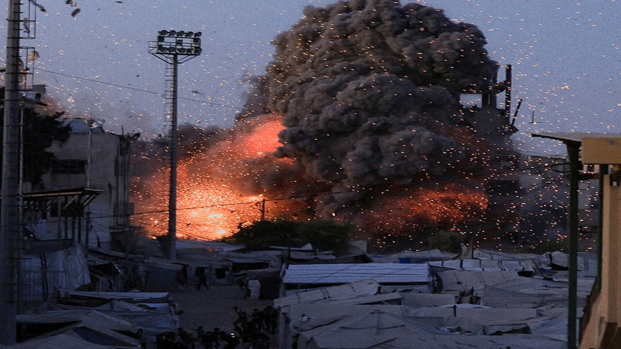 Gazze’de El-Muttakin Camisi bombalandı
