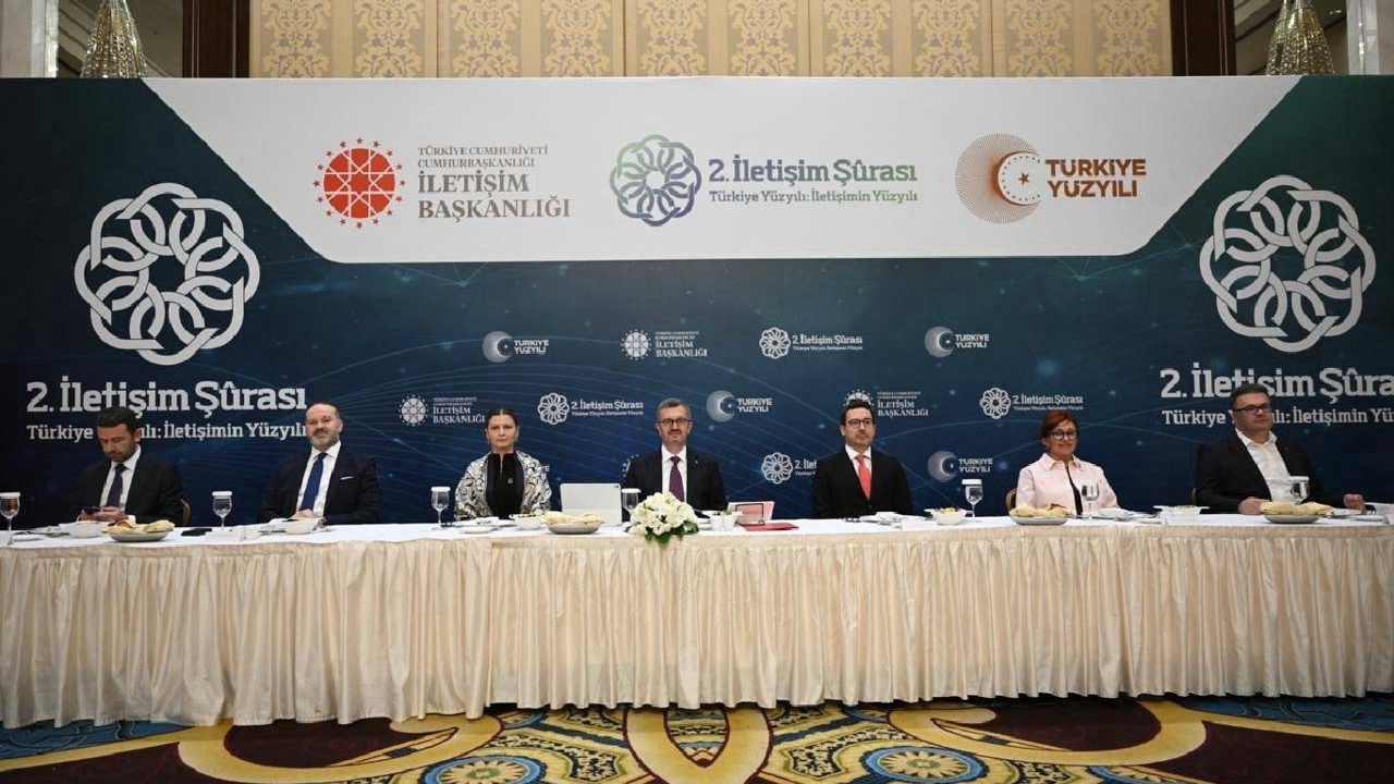 İletişim Başkanı Duran, iletişim fakültelerinin dekanları ve akademisyenlerle bir araya geldi