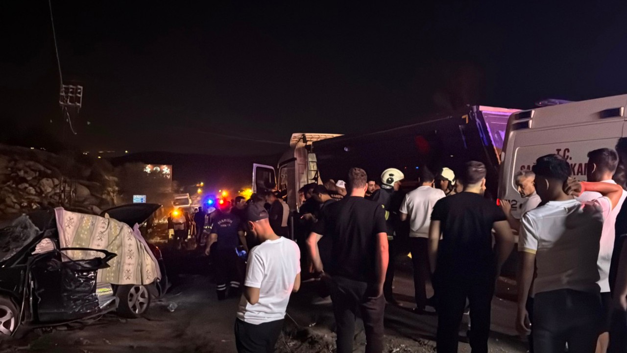 Mardin'de otomobil ile kamyonun çarpıştığı kazada 3 kişi öldü, 5 kişi yaralandı