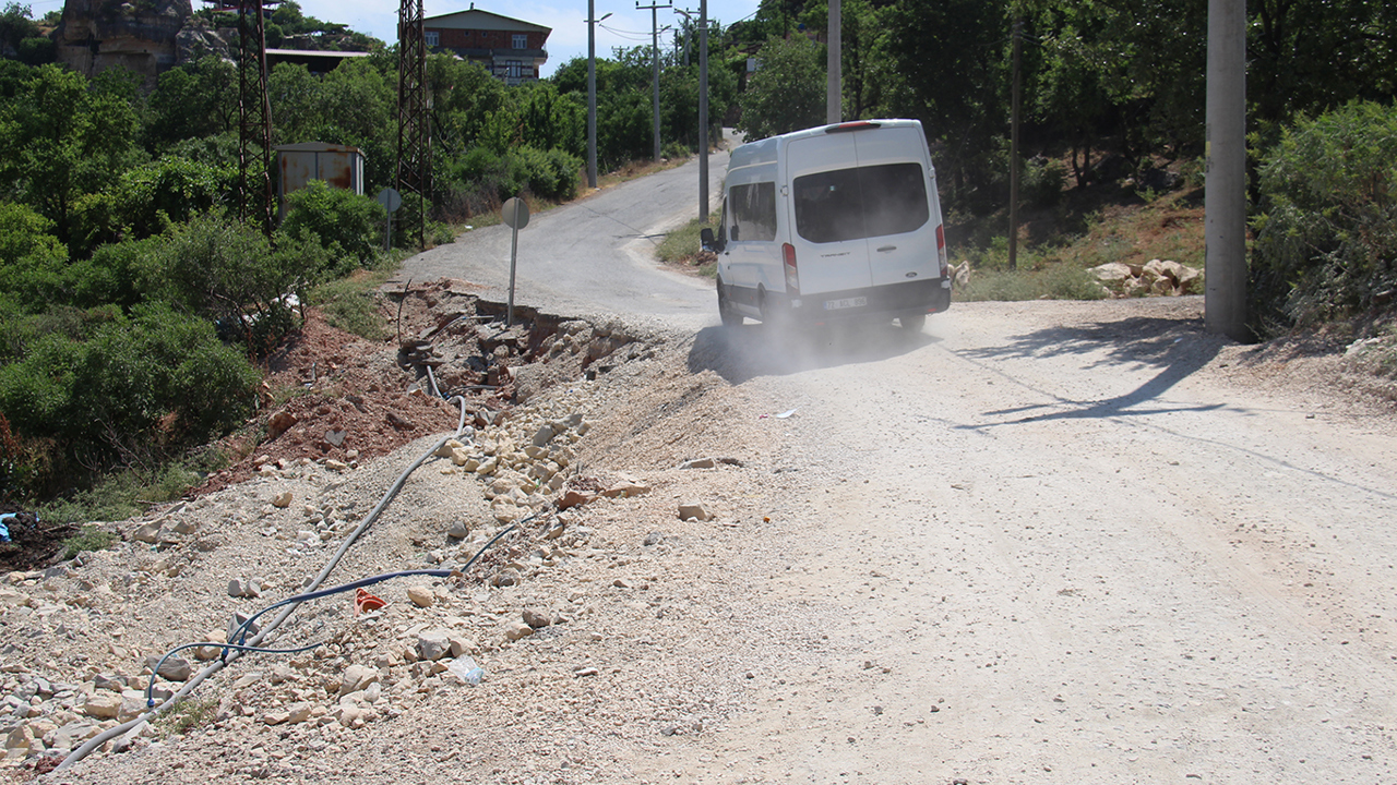 Silvan'da okul önündeki heyelan korkutuyor: Facia yaşanmadan önlem alın