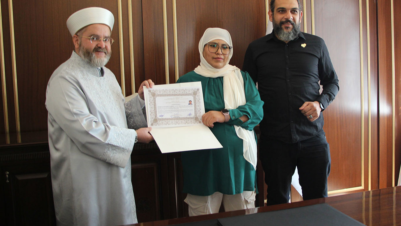 Arjantin vatandaşı Eva, ihtida ederek Müslüman oldu