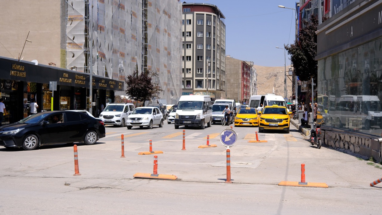 Van'da tek yön uygulaması esnafı kepenk kapatma noktasına getirdi