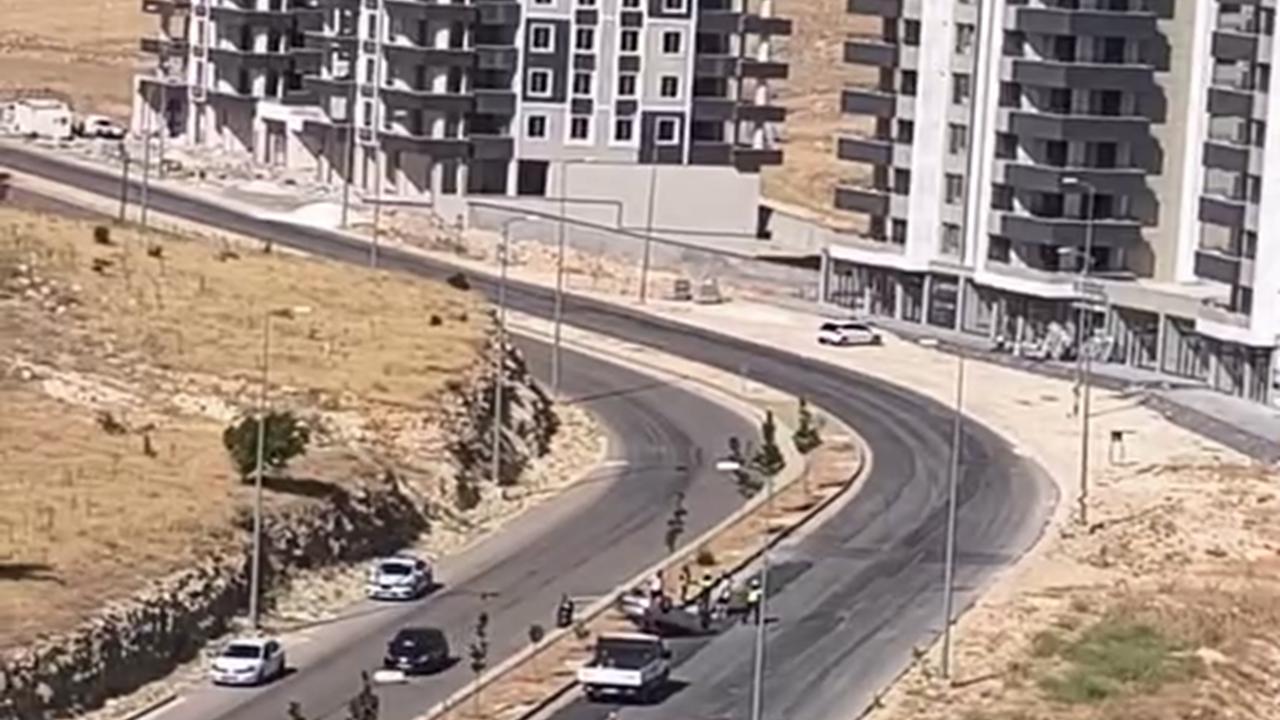 Gaziantep'te kontrolden çıkan otomobil refüje çarparak takla attı