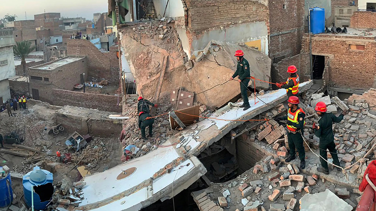 Pakistan'da üç katlı bina çöktü: 11 ölü, 6 yaralı