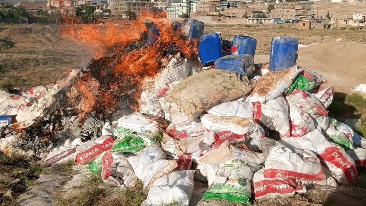 Afganistan'da tonlarca kaçak madde ve uyuşturucu imha edildi