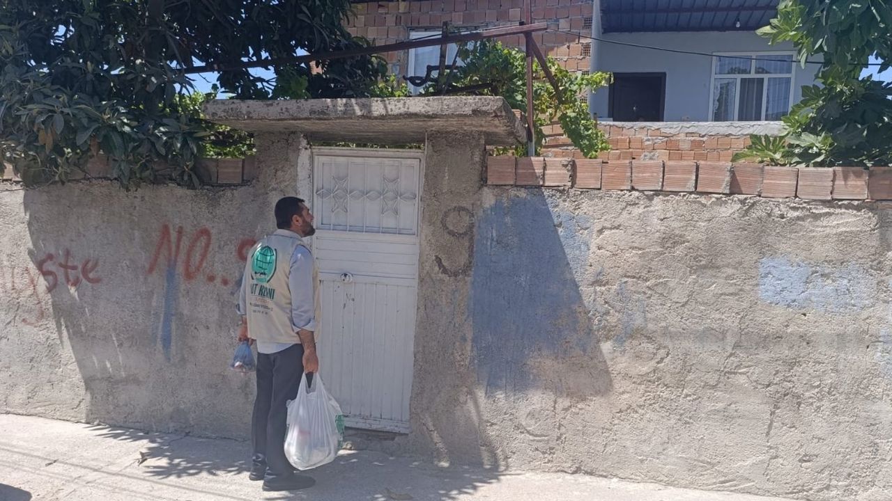 Mersin Umut Kervanından ihtiyaç sahibi ailelere erzak desteği
