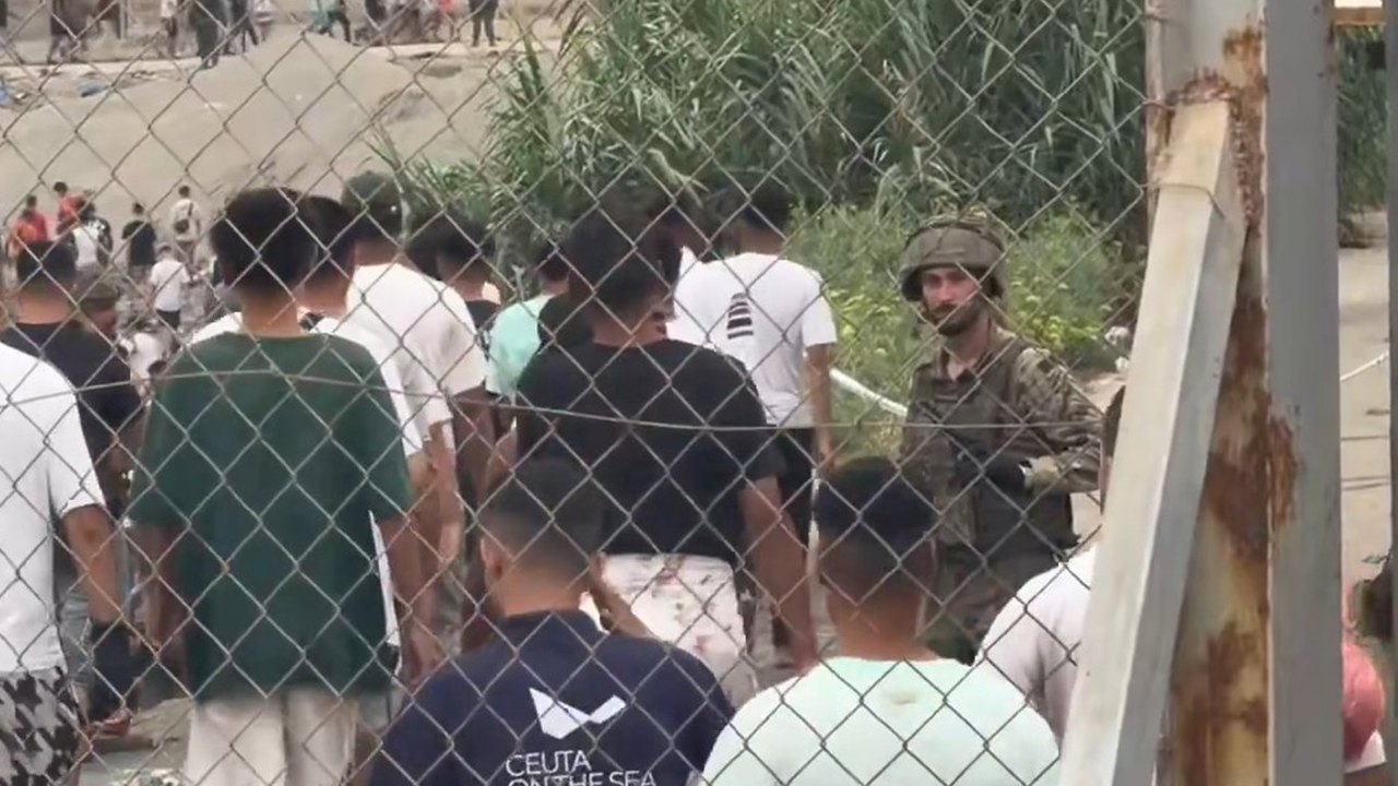 Ceuta'daki İspanyol birlikleri, yasadışı göçmenlerin sınır geçişini engelledi