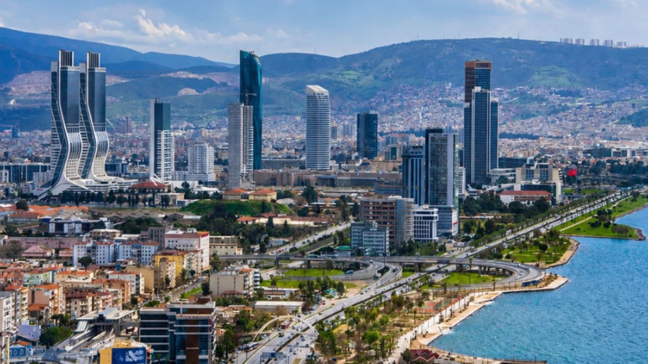 İzmir'de sıcak hava ve kuvvetli rüzgâr etkisini sürdürüyor