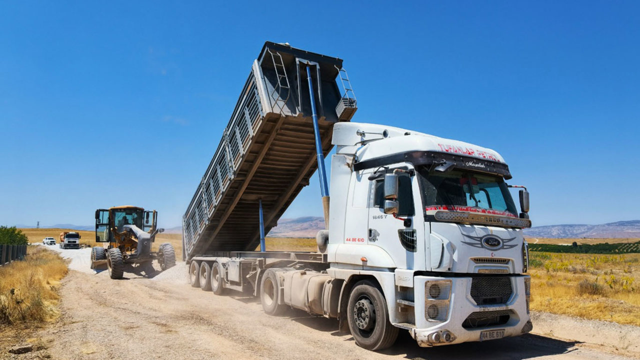 Malatya'da iki önemli yol aksında çalışmalar eş zamanlı sürüyor