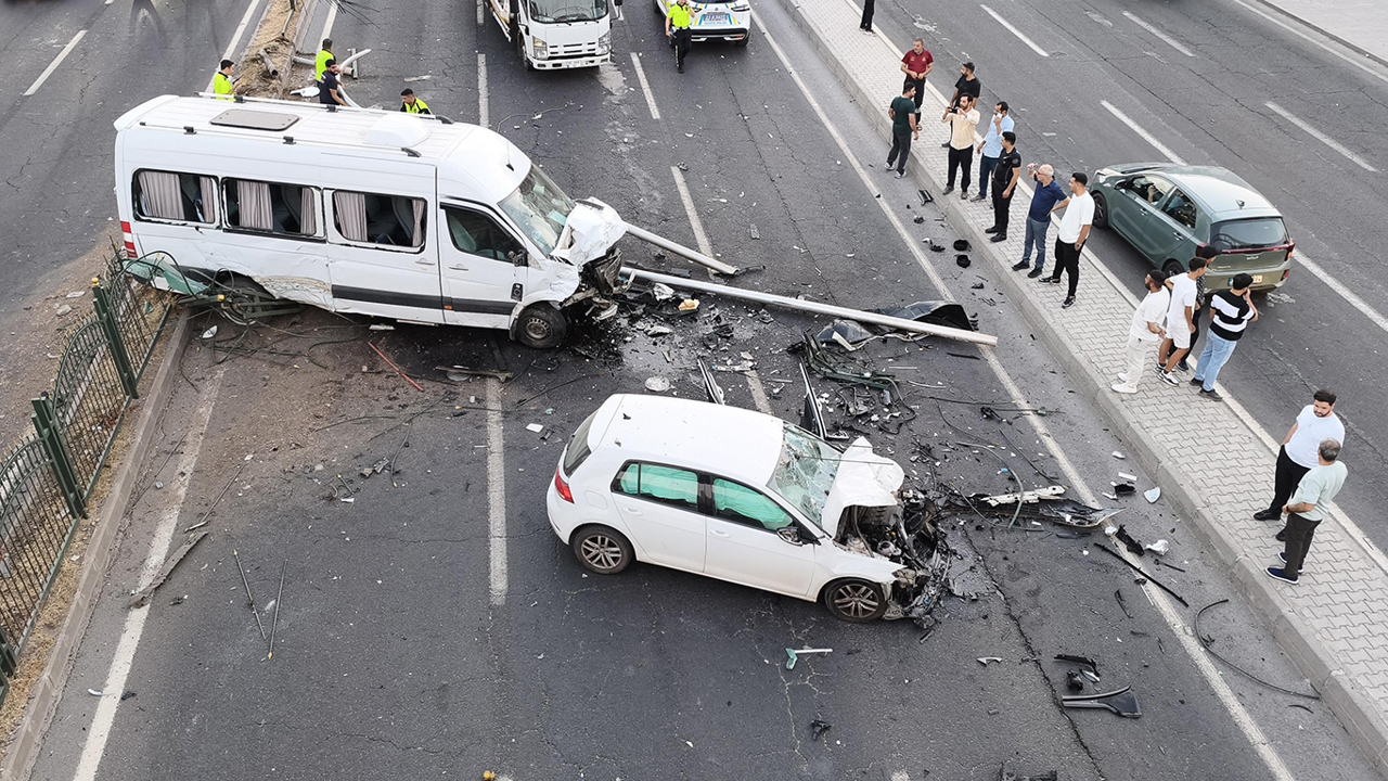 Diyarbakır'da zincirleme kaza: 2 ağır yaralı
