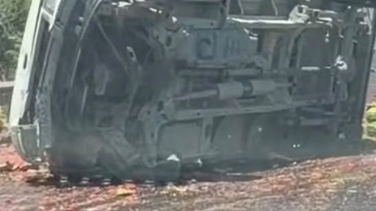 İzmir Çevre Yolu'nda karpuz yüklü kamyon devrildi