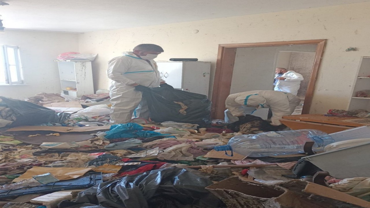 Bursa'da çöp evden 28 ton atık çıkarıldı