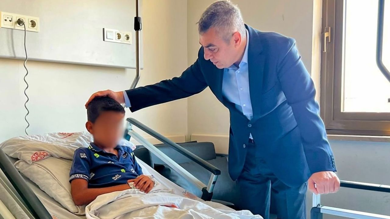 Mersin Valisi Atilla Toros darp edilen çocuğu hastanede ziyaret etti