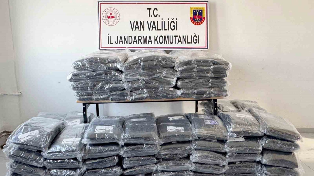 Başkale’de gümrük kaçağı malzemeler ele geçirildi
