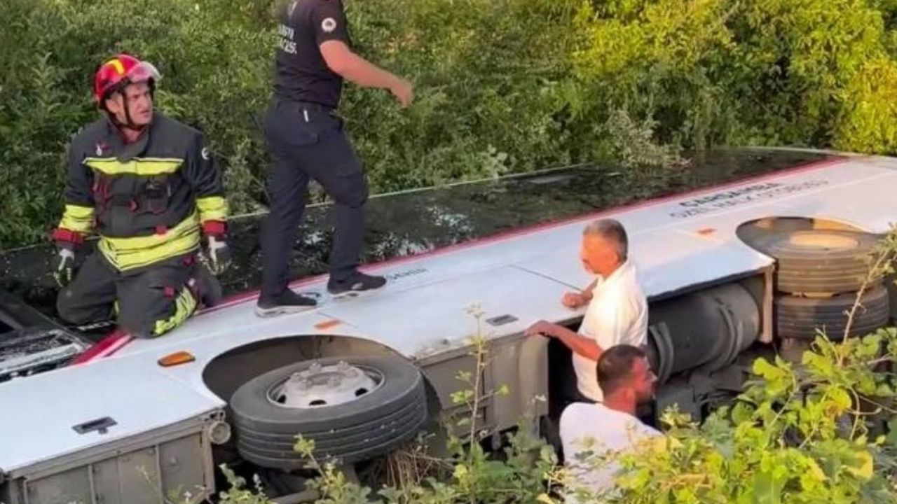 Samsun'da özel halk otobüsü şarampole devrildi: 21 yaralı