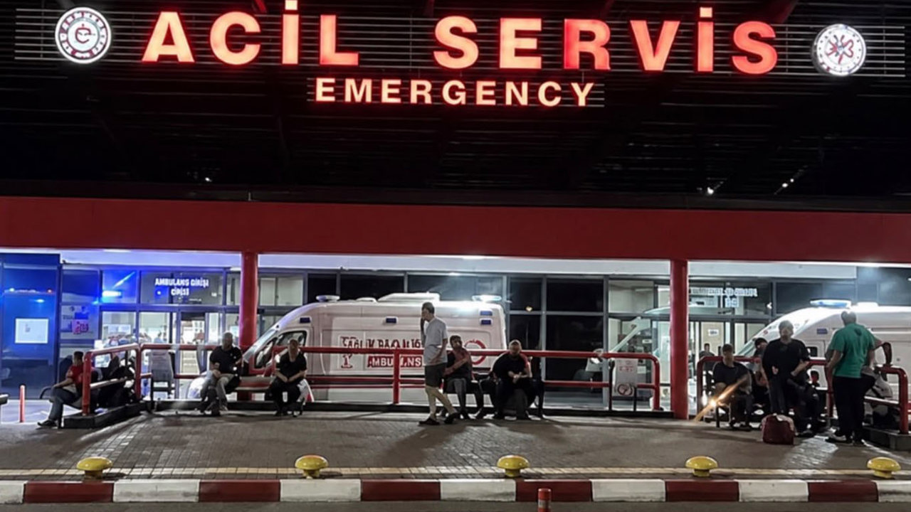 İzmir'de bariyerlere çarpan motosikletin sürücüsü hayatını kaybetti