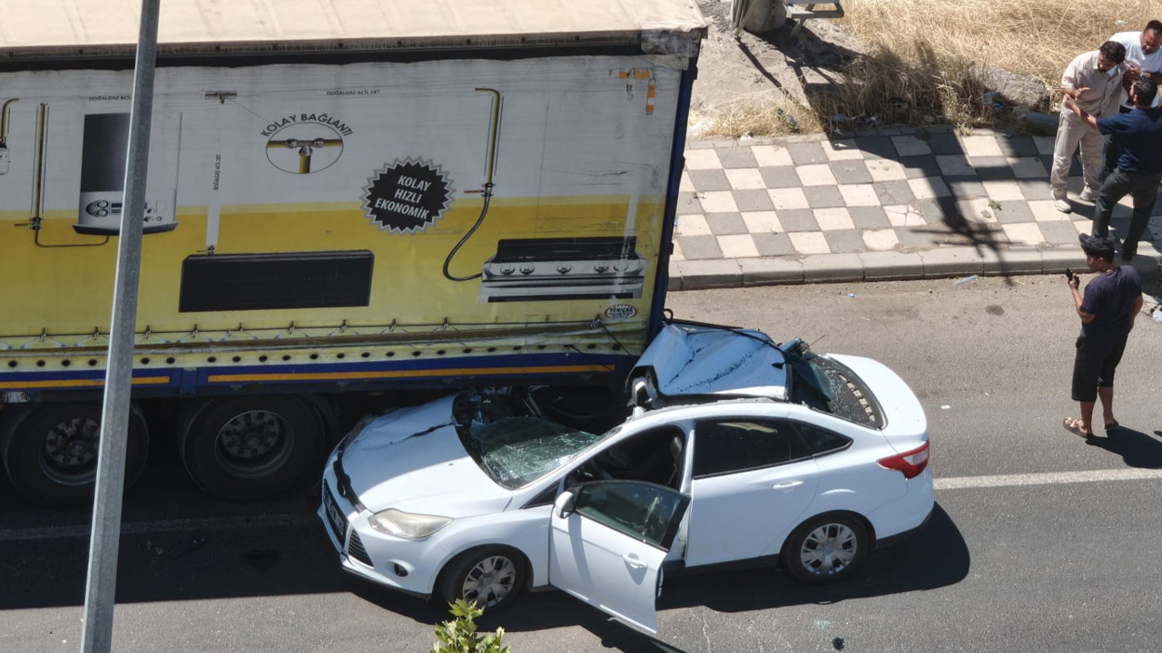 Diyarbakır'da otomobil park halindeki kamyona çarptı: 1 yaralı