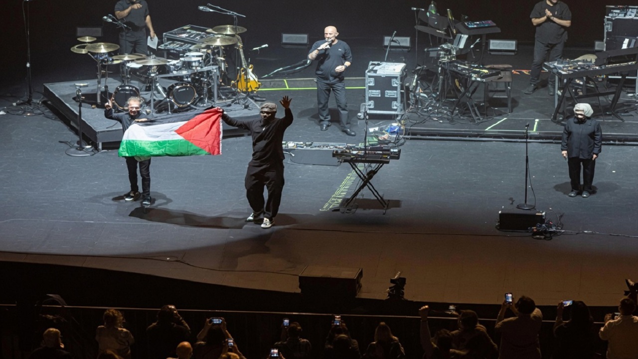 Singapur polisinden dünyaca ünlü Massive Attack'a Filistin Bayrağı açtığı için gözaltı
