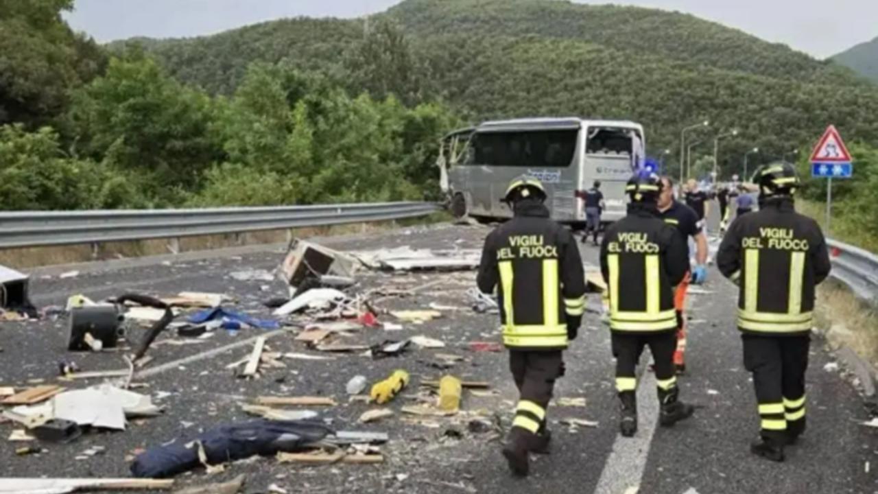İtalya'da otobüs ile karavan kafa kafaya çarpıştı: 7 ölü, 34 yaralı