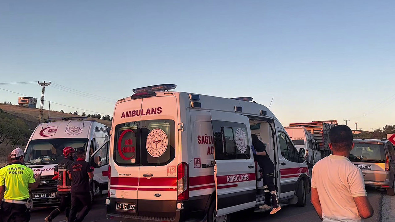 Malatya'da mevsimlik tarım işçilerini taşıyan minibüs tıra çarptı: 3'ü ağır 18 yaralı