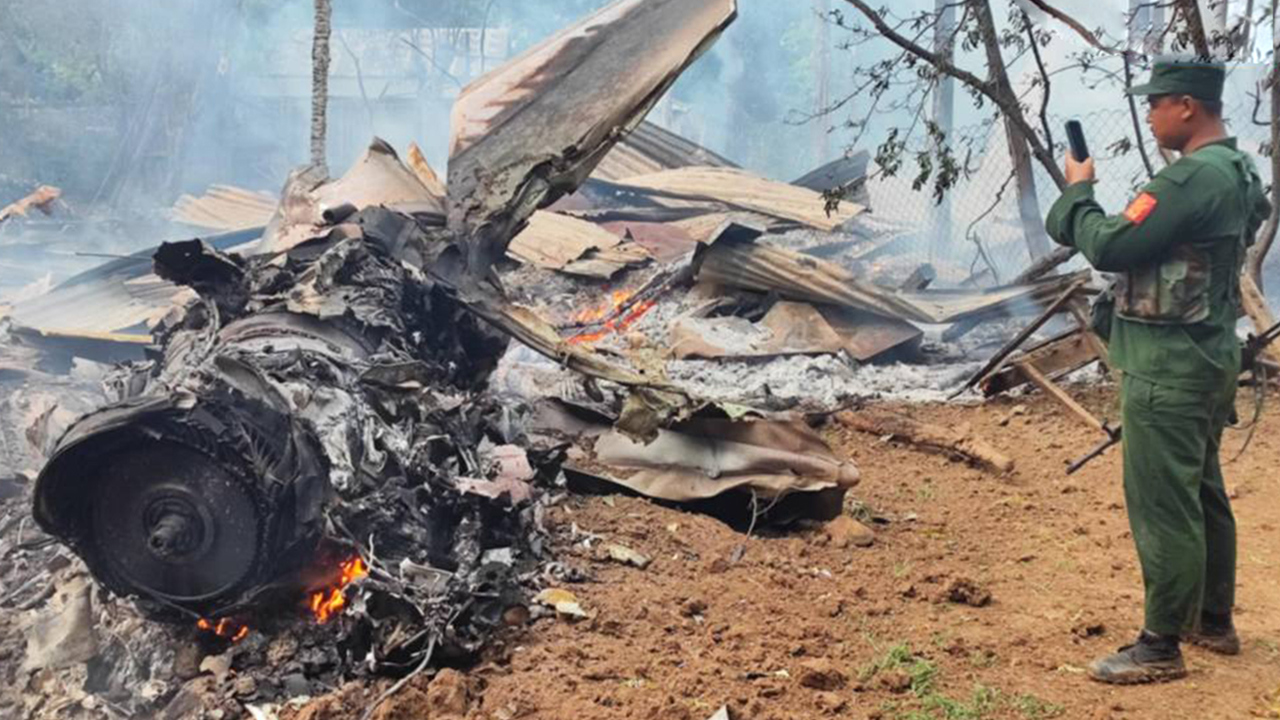 Myanmar’da kuş sürüsü nediniyle askeri uçak düştü: Pilot ölümden döndü