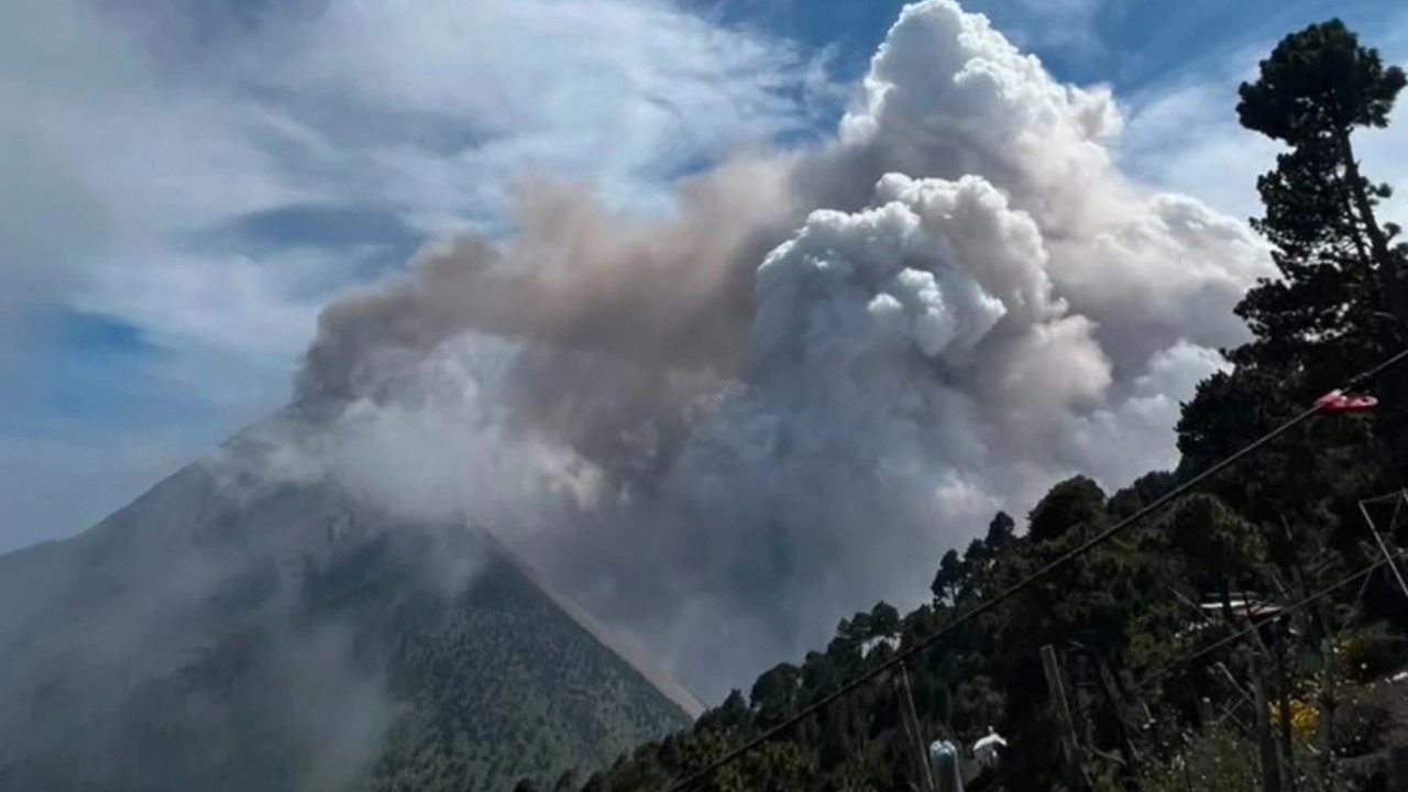 Guatemala'da bulunan Fuego Yanardağı'nda volkanik patlama