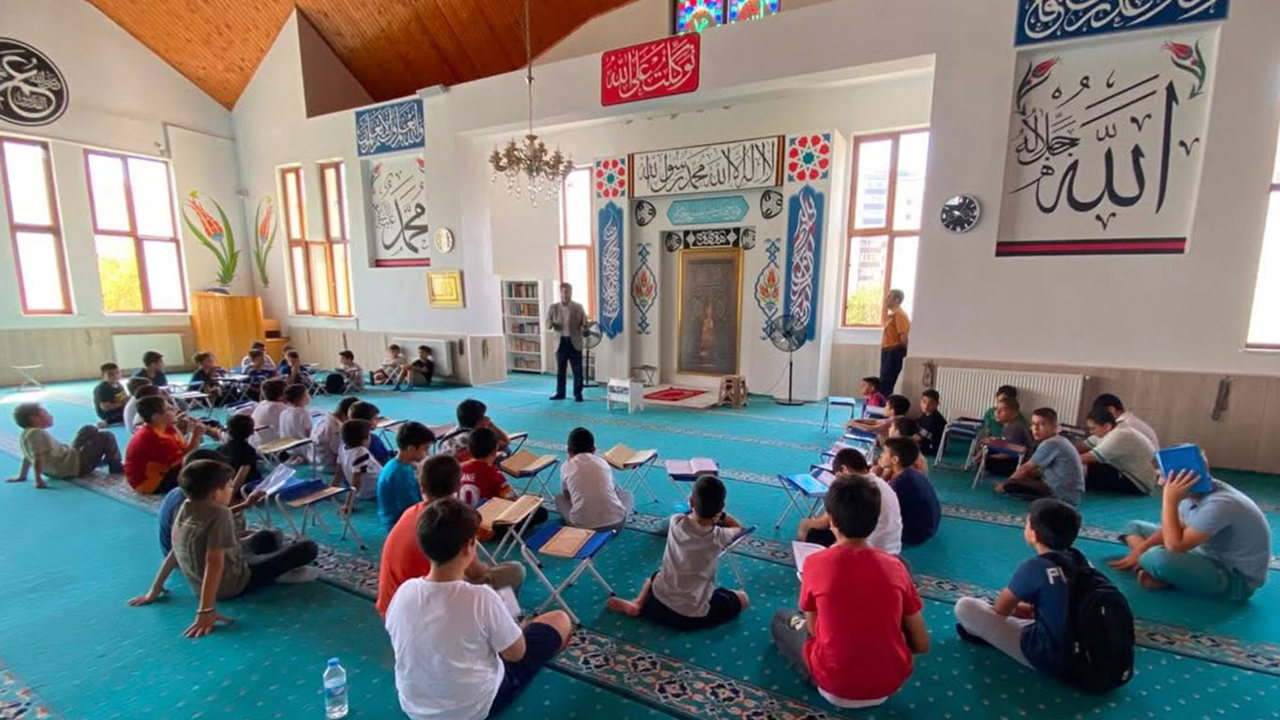 Yaz Kur'an Kursu'nda öğrenciler hem öğreniyor hem sosyal etkinliklere katılıyor