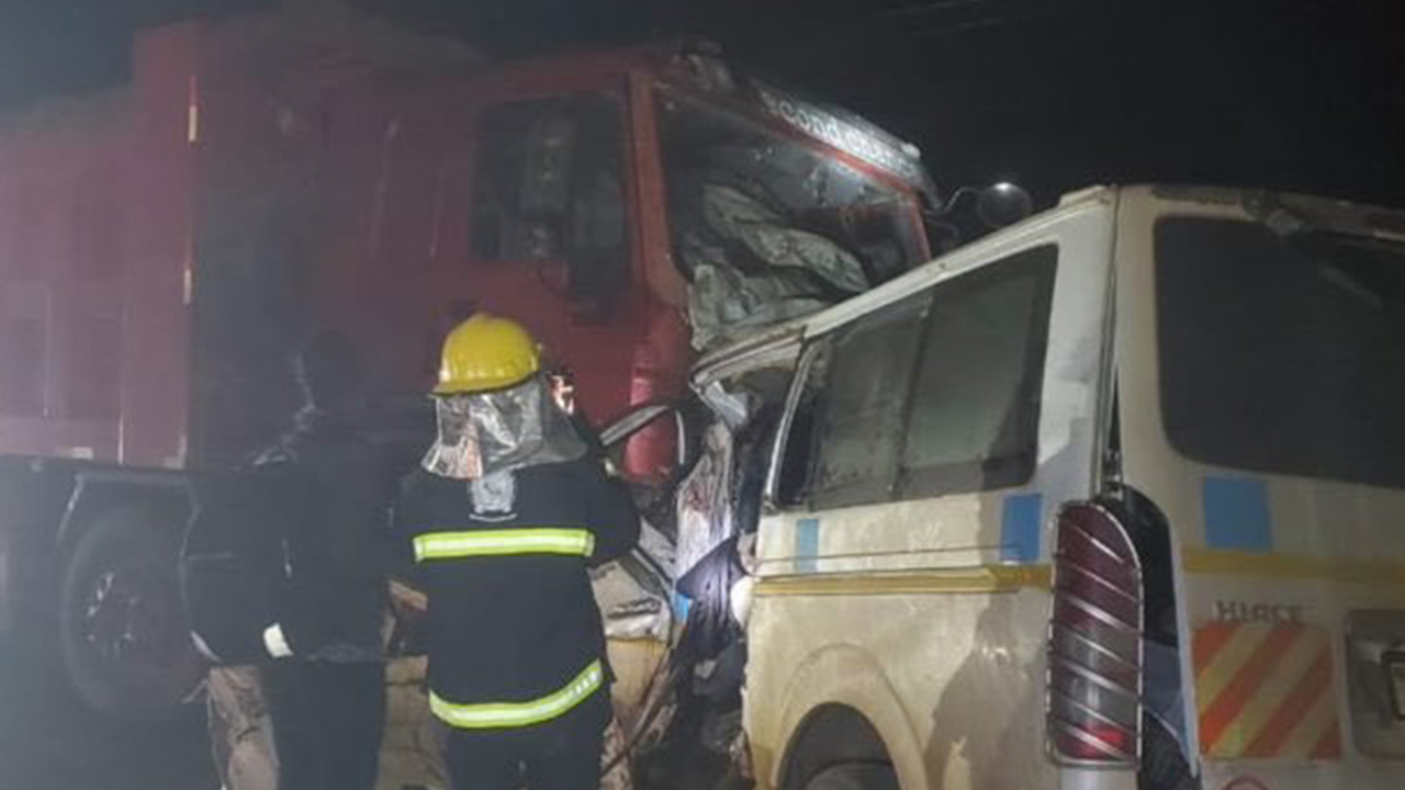 Uganda'da minibüs ile kamyon çarpıştı: 14 ölü, 4 yaralı